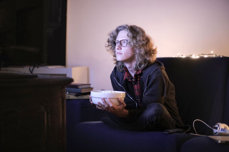 Persoon die geniet van IPTV streaming op televisie